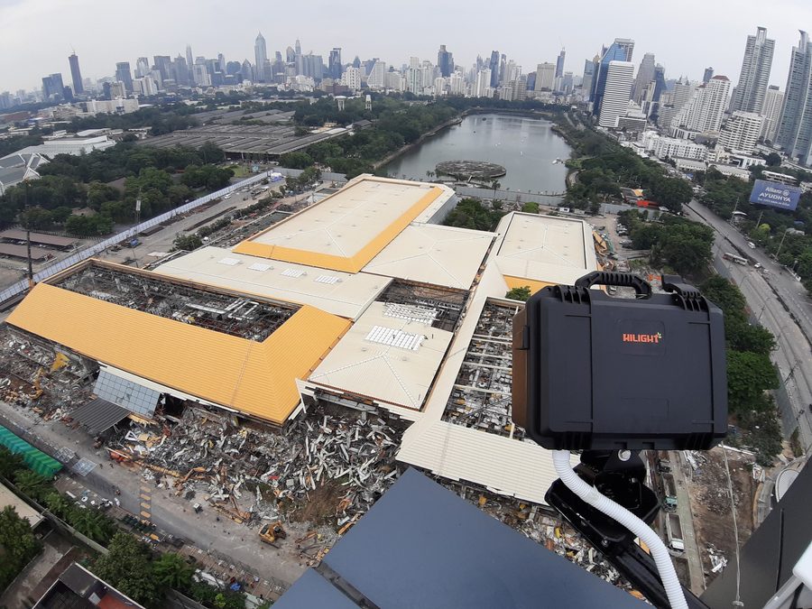 กล้องไทยสกาย-ดิจิตัลติดตั้งบนดาดฟ้า มองลงไซต์ก่อสร้างขนาดใหญ่ในกรุงเทพฯ